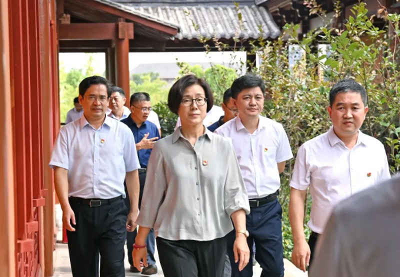 在家居小鎮中國家具學院，吳忠瓊認真聽取了黨員設計師為南康家具頭部企業培訓情況介紹