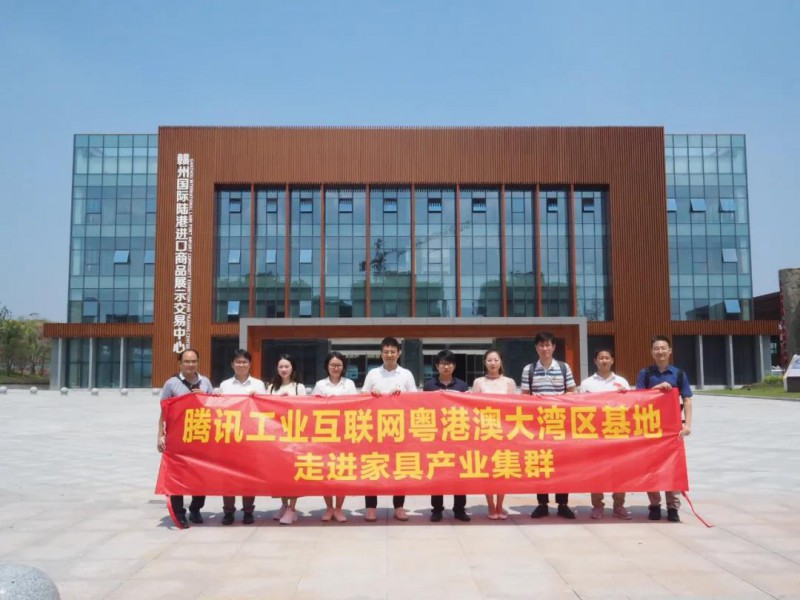 考察團(tuán)一行考察贛州國際木材集散中心