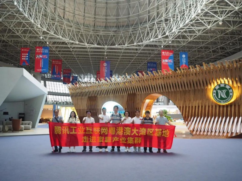 考察團(tuán)一行考察家居特色小鎮(zhèn)-會展中心