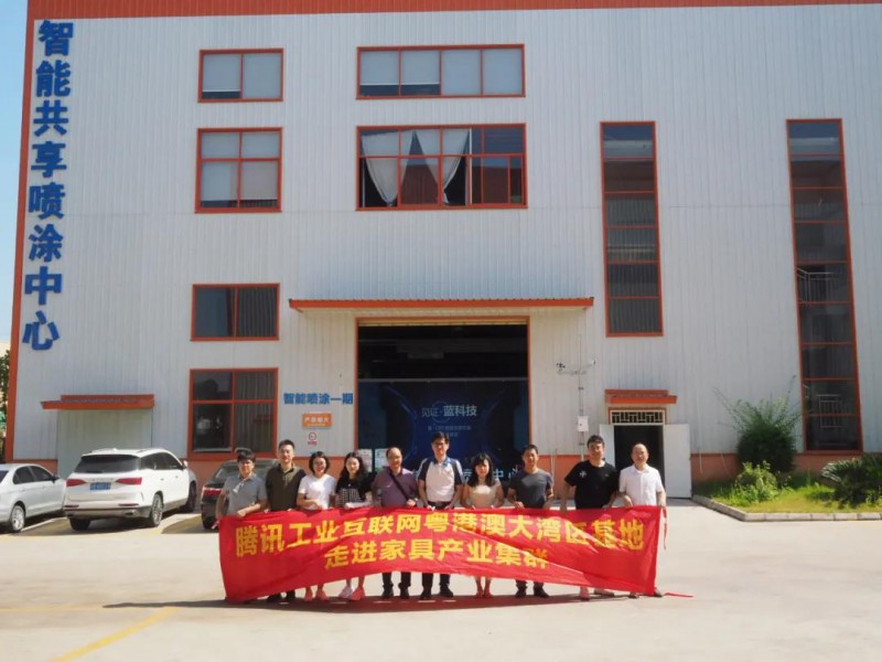 考察團(tuán)一行考察智能共享噴涂中心
