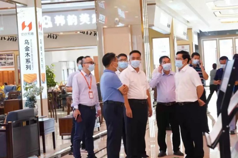 10月9日,區委書記何善錦來到家具新中心