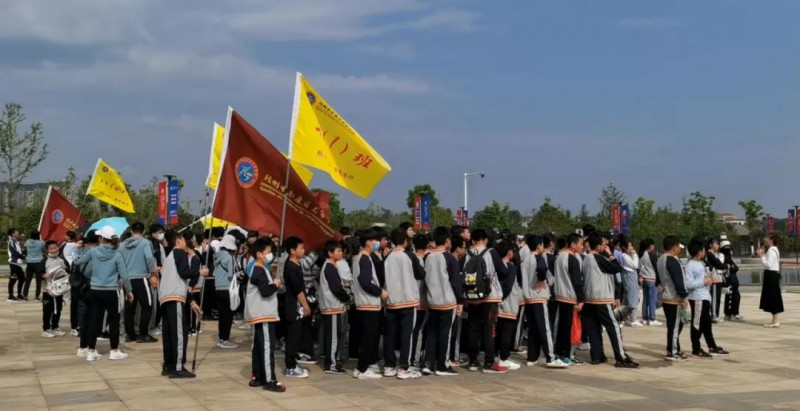 學生們走進小鎮(zhèn)