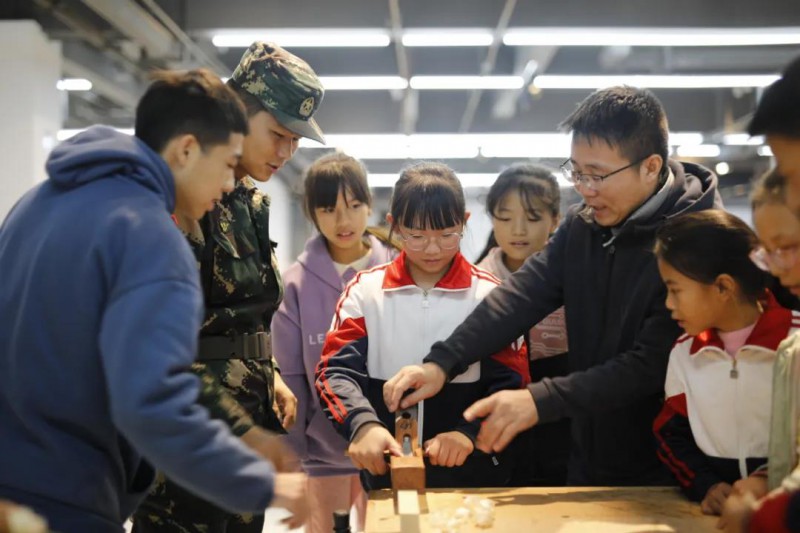 學生們走進小鎮(zhèn)3