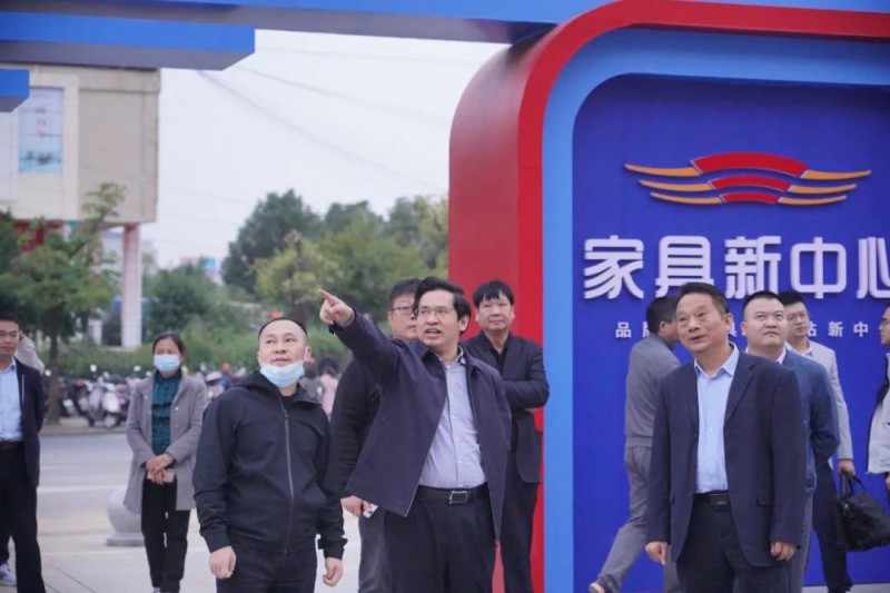 何善錦現場調度南康家具秋季訂貨會籌備工作!