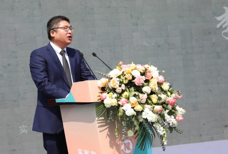 區(qū)委常委、副區(qū)長李成勝介紹簽約項目情況