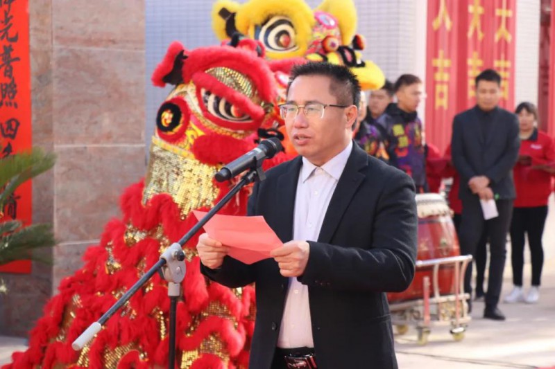 區(qū)家具協(xié)會常務副會長、富龍皇冠總裁溫世通致辭