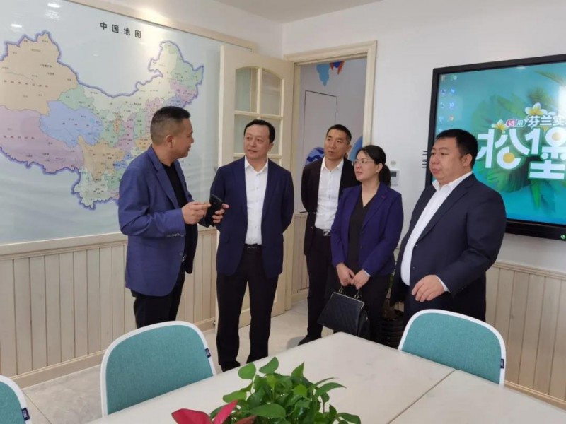 此前，贛興區(qū)長(zhǎng)也圍繞我區(qū)&ldquo;1+2+N&rdquo;產(chǎn)業(yè)集群建設(shè)率隊(duì)在廣東省深圳市、廣州市等地考察招商