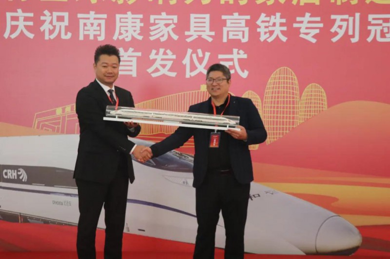 區(qū)委常委、副區(qū)長李成勝代表南康和華鐵傳媒領(lǐng)導(dǎo)互贈禮物