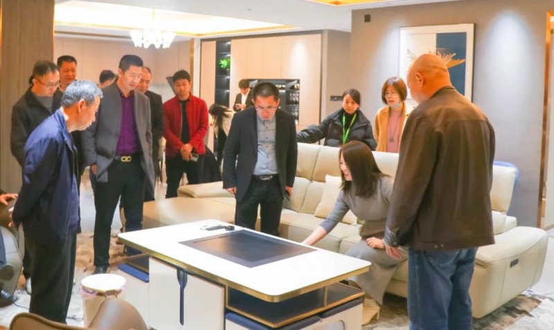 參觀團恩嘉智能樣板間