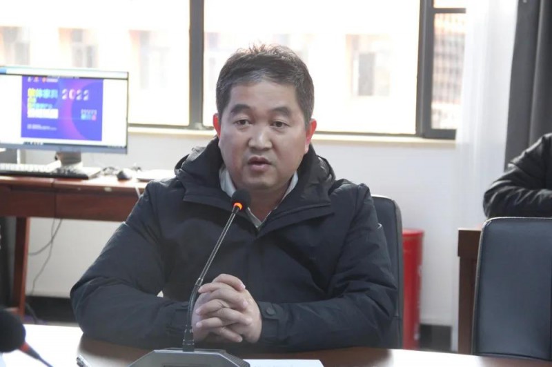 區(qū)家具產(chǎn)業(yè)促進(jìn)局局長(zhǎng)李慶偉