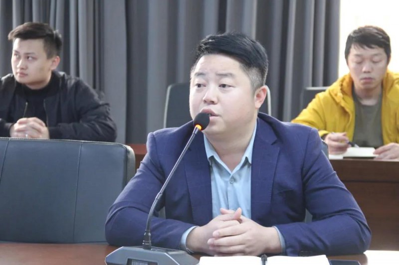 區(qū)家具協(xié)會(huì)秘書(shū)長(zhǎng)楊劍主持會(huì)議