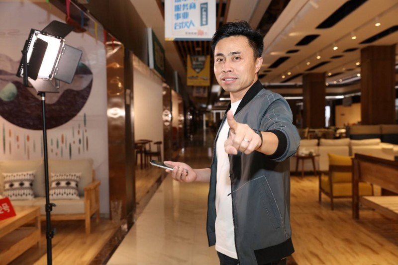 毛晶晶思維活躍，性格堅毅。圖為他在介紹他的家具展廳