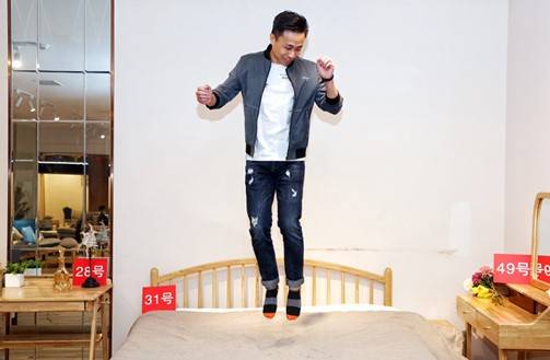 為了證明自己公司的產品質量過硬，毛晶晶在木床上高高地躍起