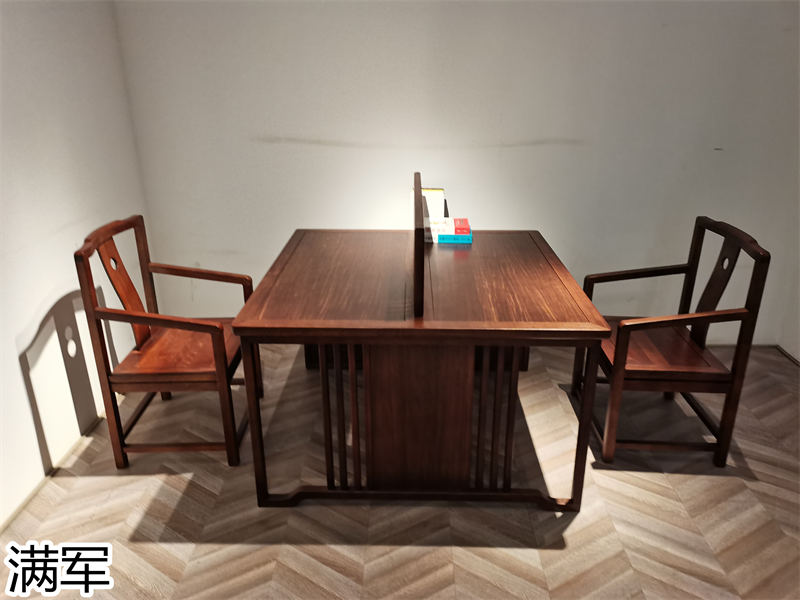 滿軍實木辦公家具展廳實拍