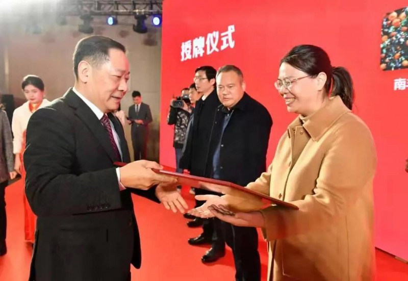 區領導譚曉芳代表我區接受牌匾