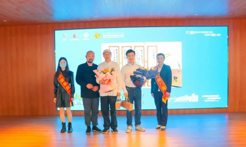 南康家具力量俱樂部為兩位講師送上字畫茶禮一副