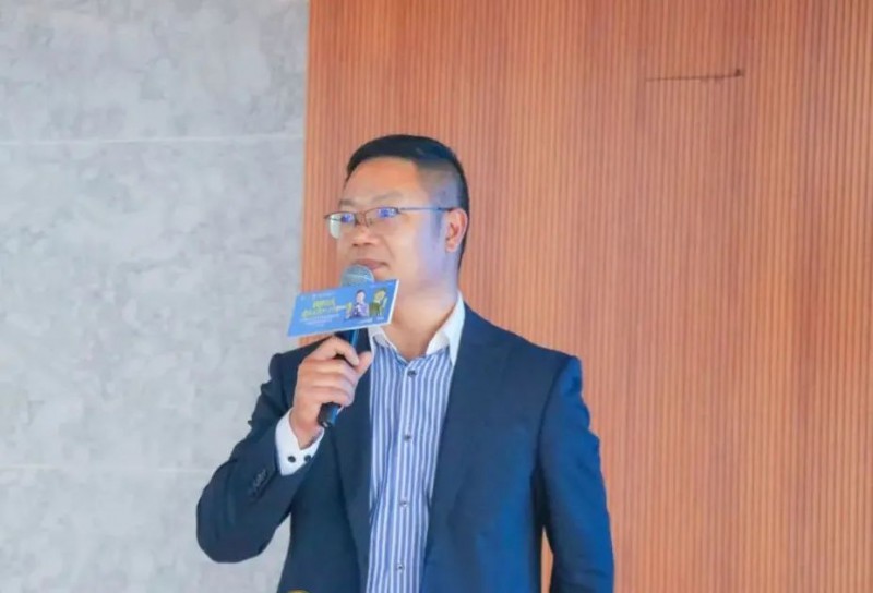 江西新佳新實業有限公司項目副總經理陳代君現場分享了《供應鏈服務升級方案》。