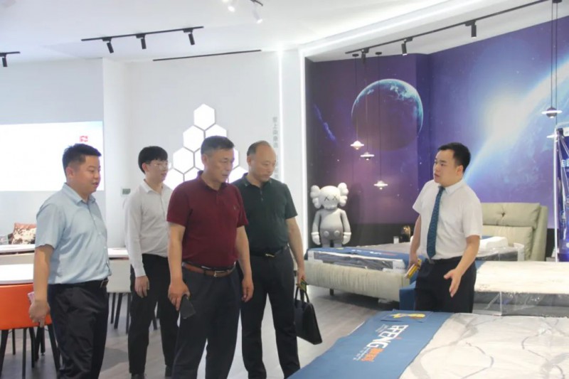 省家具協(xié)會(huì)會(huì)長(zhǎng)劉偉率隊(duì)考察南康家具，推進(jìn)&ldquo;百城千店&rdquo;在全省布局