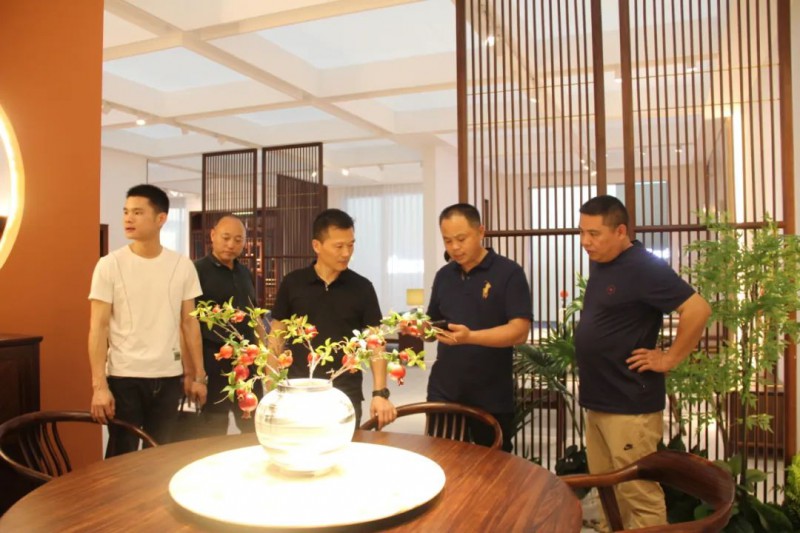 省家具協(xié)會(huì)會(huì)長(zhǎng)劉偉率隊(duì)考察南康家具，推進(jìn)&ldquo;百城千店&rdquo;在全省布局3