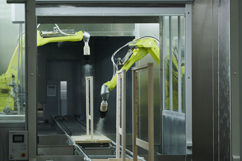 涂裝線上采用先進(jìn)汽車涂料機器人，環(huán)境污染排放比傳統(tǒng)降低了95%以上