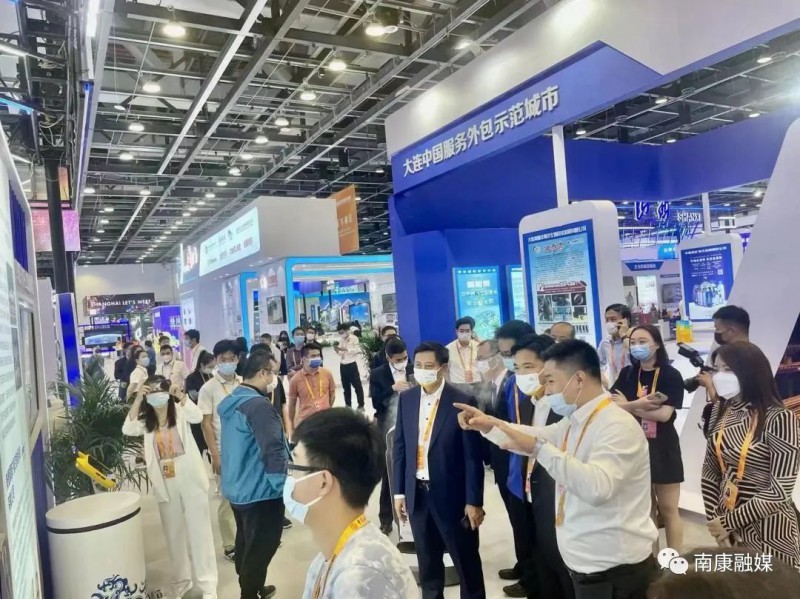 商務部黨組成員、副部長盛秋平（右二），北京市商務局黨組副書記、副局長孫堯（右三）參觀中國（南康）家居元宇宙展區。