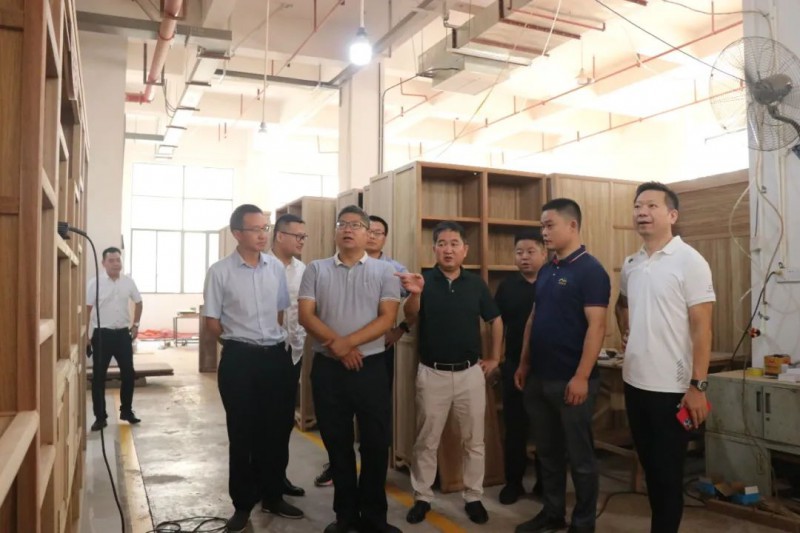 顧家家居董事長顧江生在南康考察家具產業2