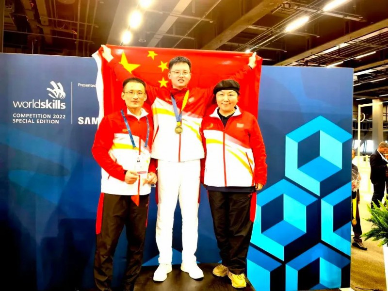 專家組長(zhǎng)劉曉紅教授（右）