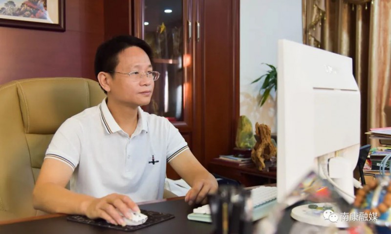 劉暉正在查看網(wǎng)絡(luò)訂單