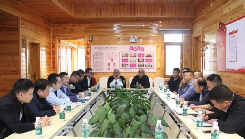 崇州市家具考察團到南康交流家具產(chǎn)業(yè)發(fā)展經(jīng)驗2