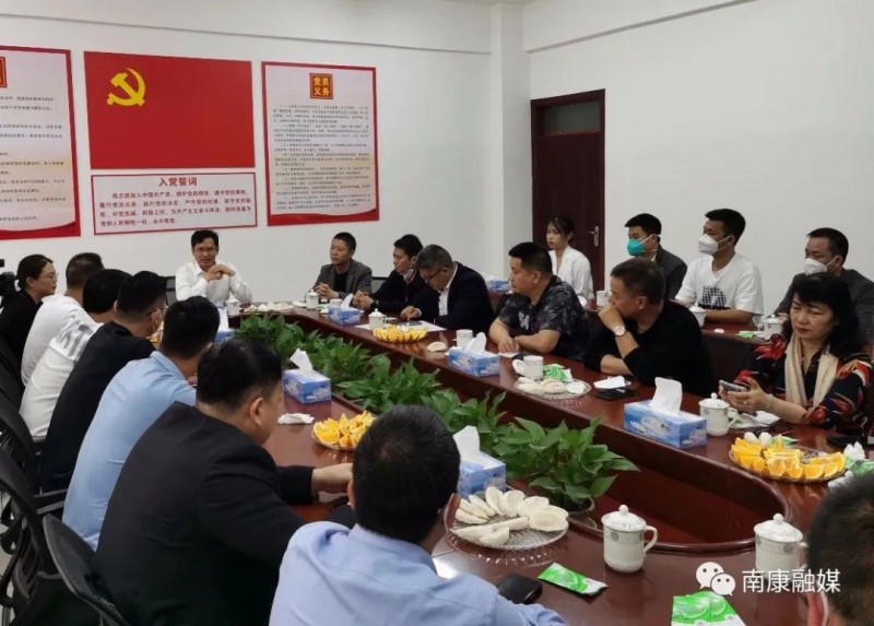 區委書記何善錦,區領導李成勝、譚曉芳出席簽約