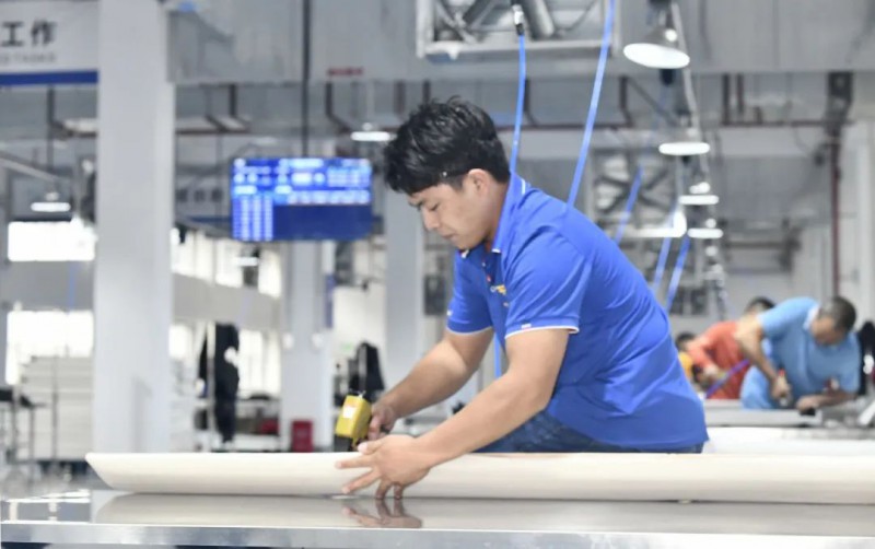 工人在數字生產車間里打釘槍。