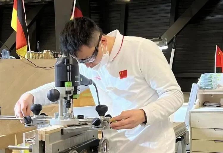 人民日報點贊南康李德鑫：&ldquo;金牌工匠&rdquo;是這樣煉成的3