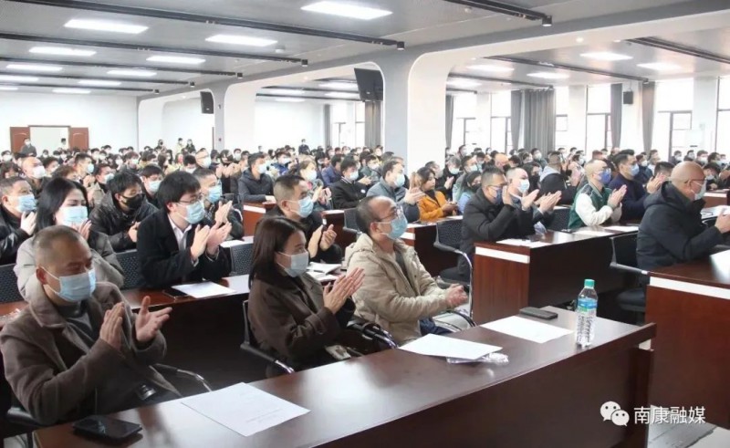 米蘭家具設計周藝術總監亞歷山德羅 •阿格拉蒂在南康開展家具設計講座