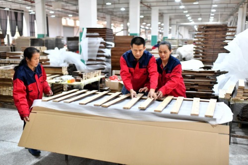 借助家具產業電商輻射，帶動整村振興致富