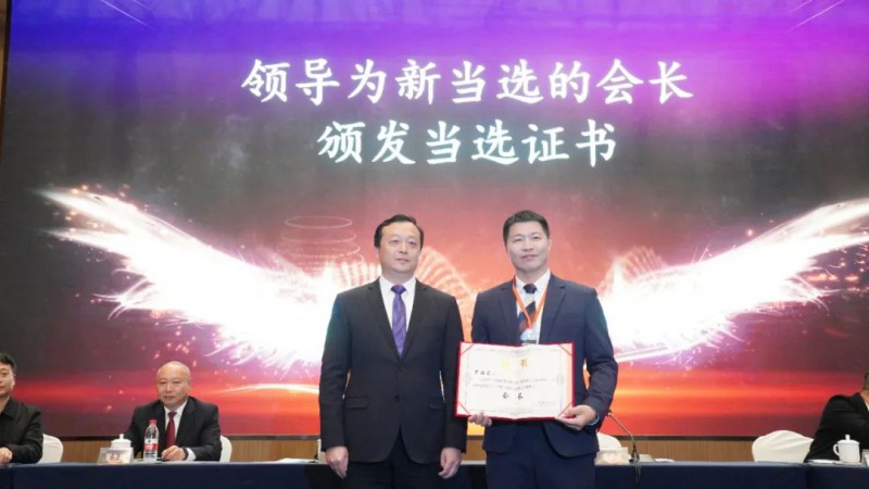 羅海龍當選南康區家具協會第四屆理事會會長
