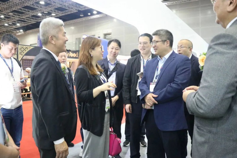 馬來(lái)西亞家具總會(huì)會(huì)長(zhǎng)邱曜仲來(lái)到南康家具品牌館現(xiàn)場(chǎng)