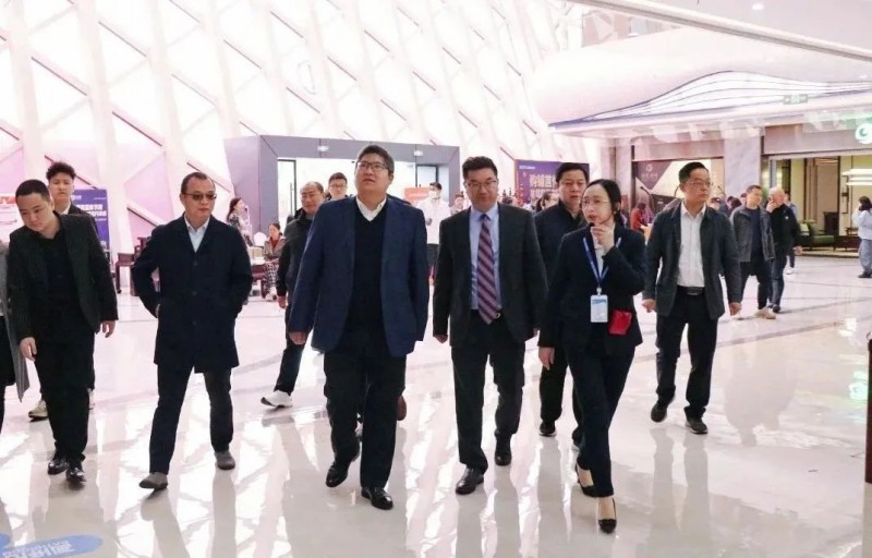 參加活動(dòng)的領(lǐng)導(dǎo)嘉賓參觀主會(huì)場(chǎng)