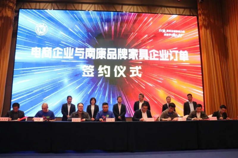 和諧家園與江西盛岳實業有限公司、優梵藝術與團團圓家具、百方家具與馬龍家具、中派家具與富龍皇冠家具上臺簽約。