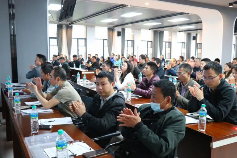 南康家具企業們聚精會神