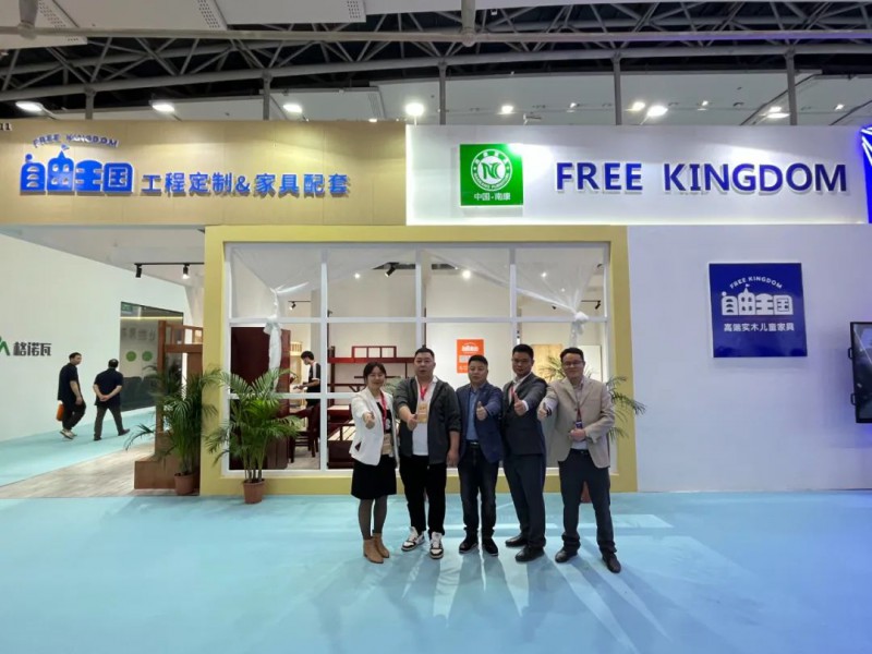 南康區家具協會秘書長楊劍、辦公酒店工程專委會主任鄒錦斕一同觀展