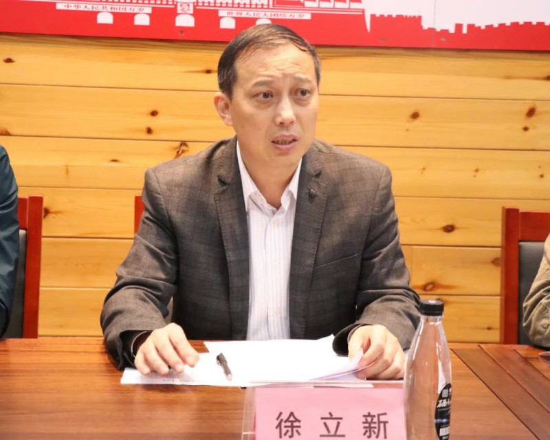 市人社局黨組成員、副局長徐立新