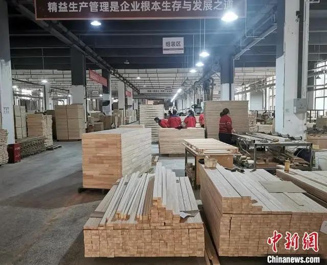 倉(cāng)庫(kù)內(nèi)擺放整齊的原木木料。