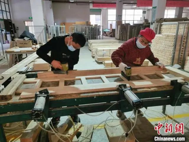 工人正在制作兒童床護(hù)欄。