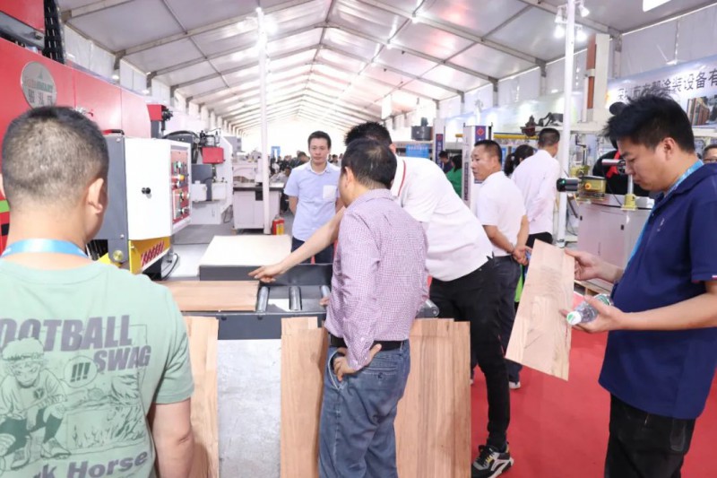 廣大參展商、經(jīng)銷(xiāo)商與南康家具企業(yè)將通過(guò)本次博覽會(huì)精誠(chéng)合作、互利共贏1