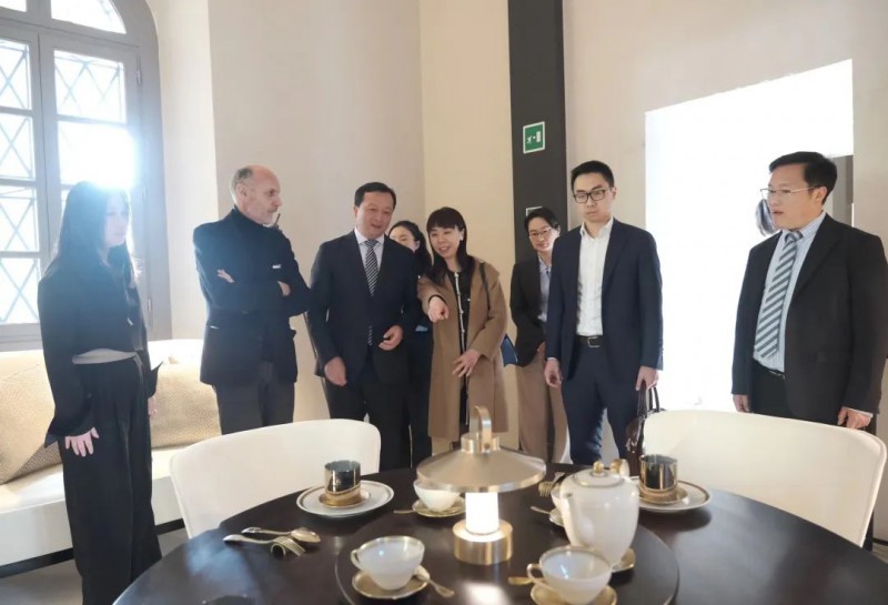 中國駐米蘭總領館領事李鴻昳等嘉賓觀展