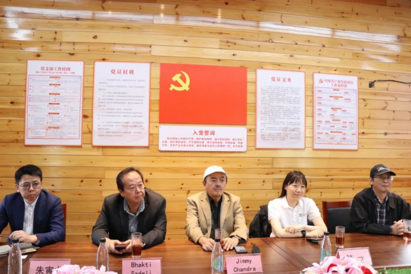 國(guó)際交流團(tuán)一行