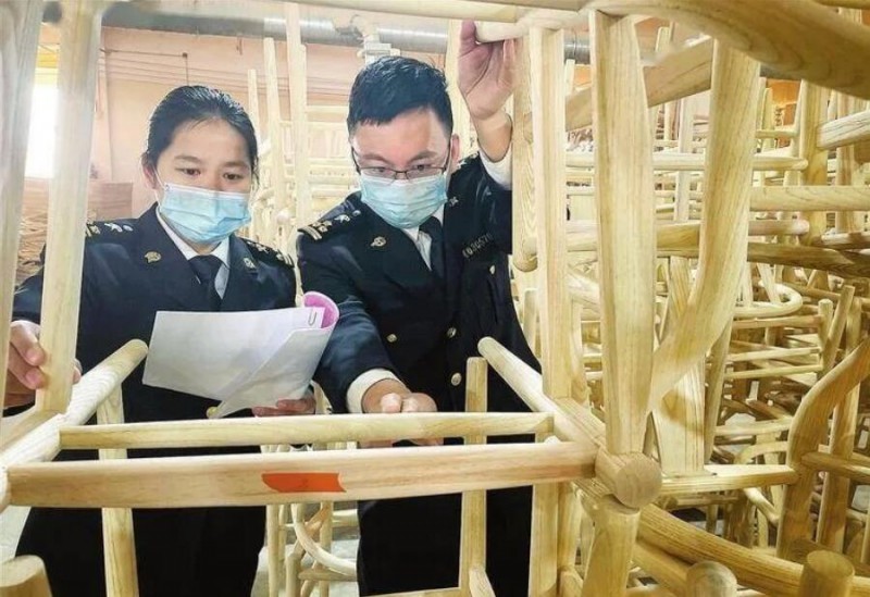 贛州海關(guān)實地查看轄區(qū)家具企業(yè)防疫除害處理措施落實情況