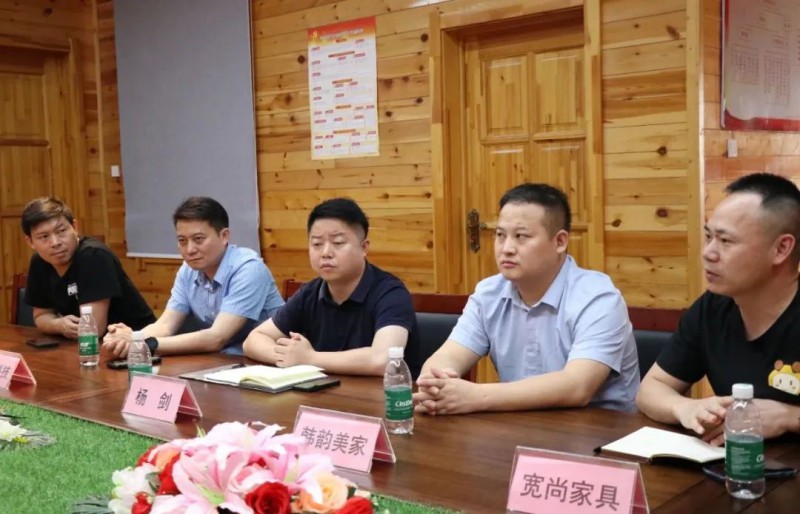 會上，與會的南康品牌企業(yè)代表展開了激烈的討論