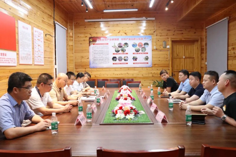 區(qū)政協(xié)調(diào)研組在協(xié)會調(diào)研南康家具品牌建設(shè)