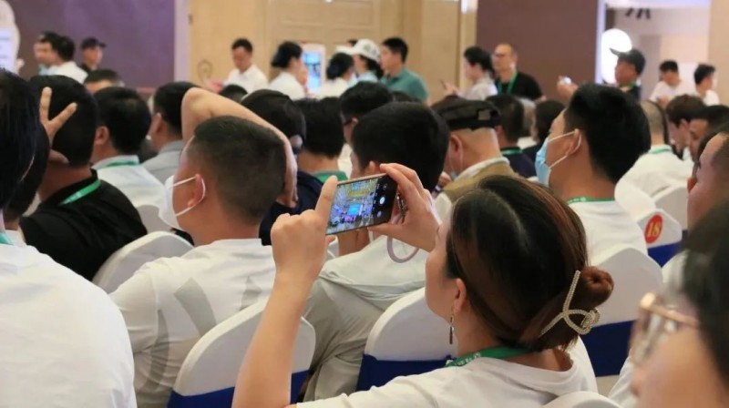 希望南康家具能以此次家博會為新的起點，再啟新征程、再創(chuàng)新佳績、再奪新勝利